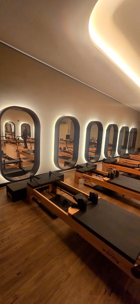 Espelhos iluminados instalados em estúdio de pilates