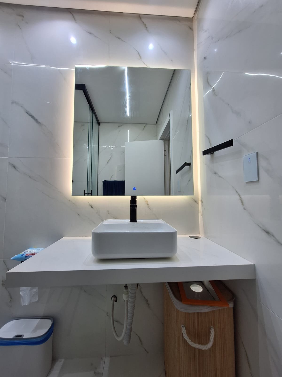 Espelho com iluminação em banheiro residencial